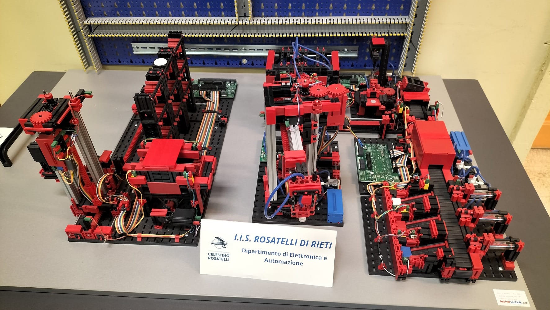 Mini fabbrica con magazzino e riconoscitore colore oggetti